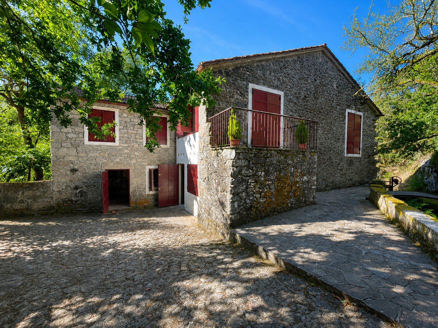 Fachada de piedra del antiguo molino de agua en Vilasantar, A Coruña